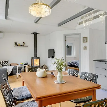 2 Bedroom Beautiful In Сasa de vacaciones